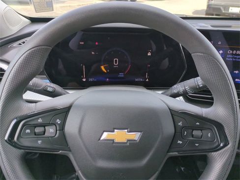 Certified 2025 Chevrolet Trax LT image 29