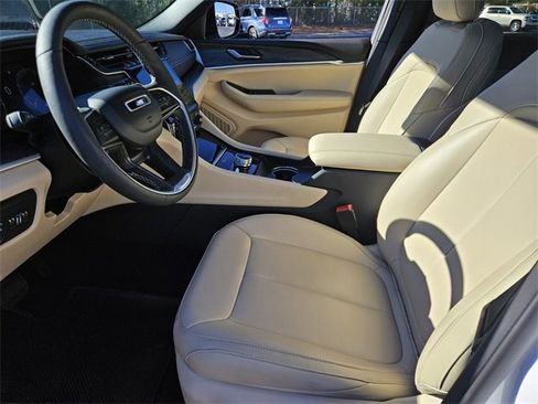 Used 2025 Jeep Grand Cherokee L Limited image 7