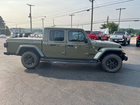 Used 2025 Jeep Gladiator Sport AWD/4WD image 2