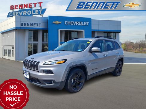 Used 2018 Jeep Cherokee Latitude w/ Altitude Package FWD image 1