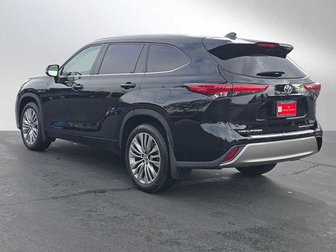 Used 2023 Toyota Highlander Platinum image 5