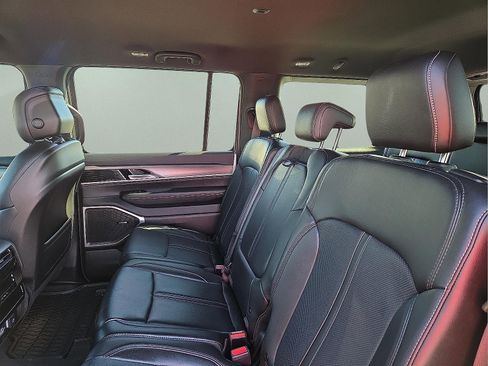 Used 2025 Jeep Wagoneer 4WD image 9