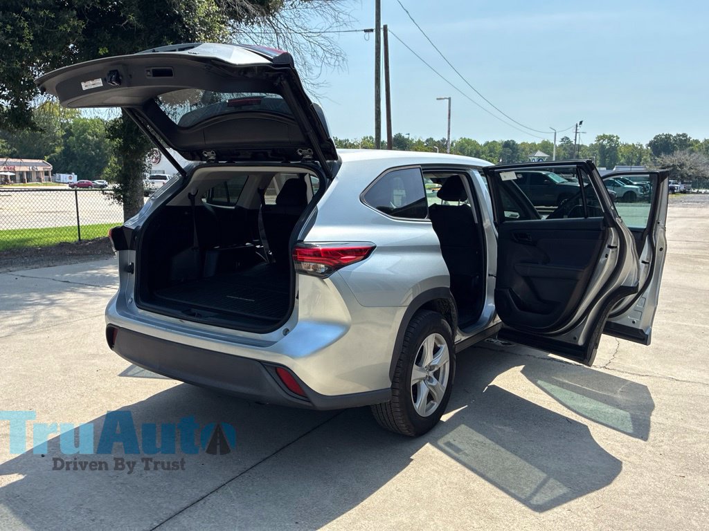Used 2021 Toyota Highlander LE FWD image 17