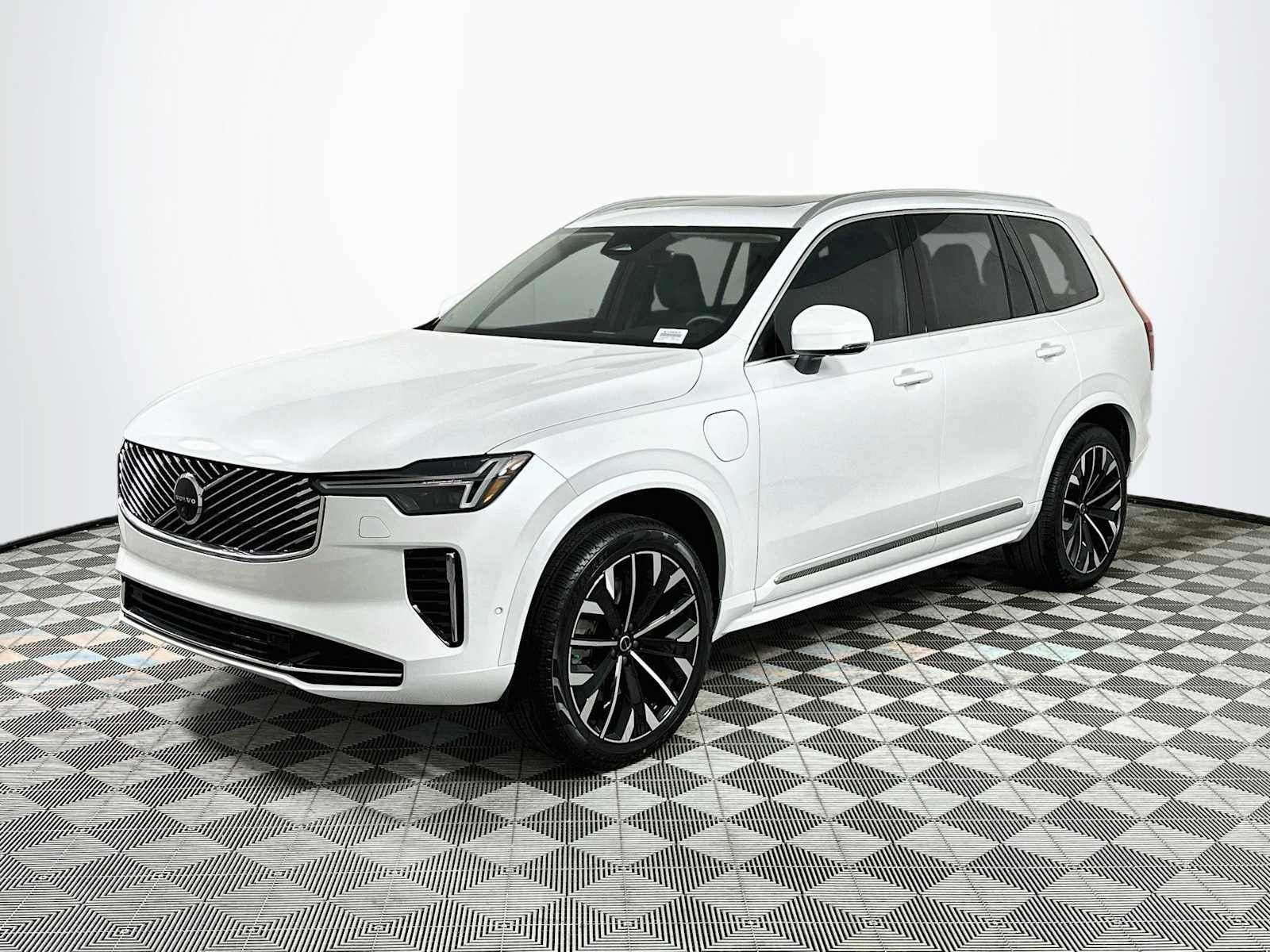 New 2026 Volvo XC90 T8 Plus w/ Protection Package Premier AWD/4WD image 3