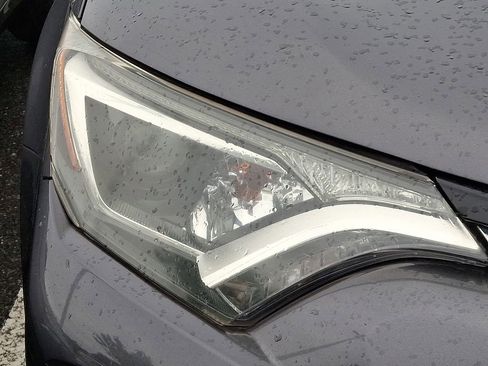 Used 2018 Toyota RAV4 XLE AWD/4WD image 3