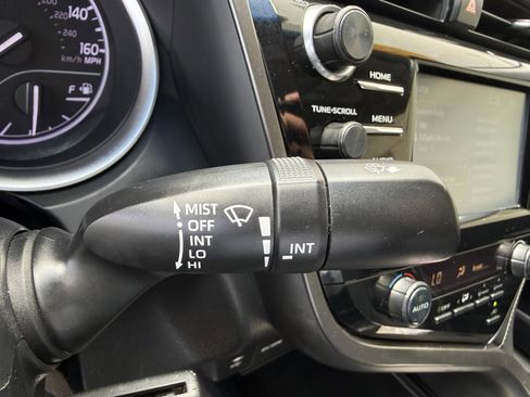 Used 2018 Toyota Camry SE FWD image 18