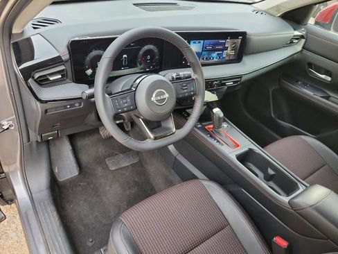 Used 2025 Nissan Kicks SR FWD image 8