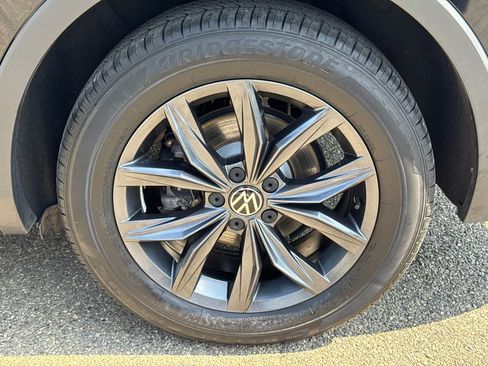 Used 2023 Volkswagen Tiguan SE w/ Panoramic Sunroof Package FWD image 19