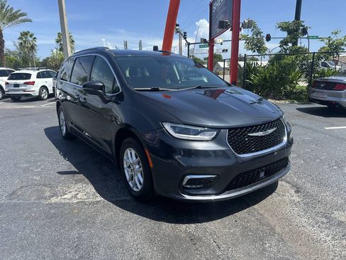 Used 2021 Chrysler Pacifica Touring-L FWD image 1