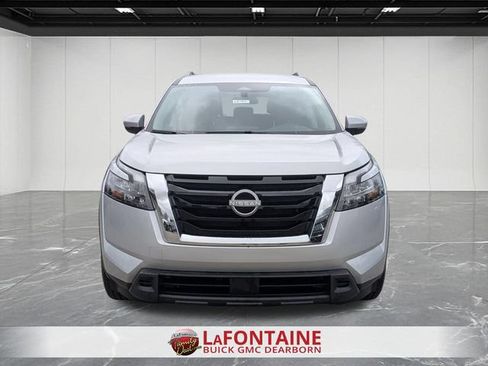 Used 2025 Nissan Pathfinder SV FWD image 3
