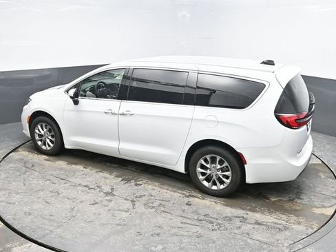 Used 2023 Chrysler Pacifica Touring-L image 19