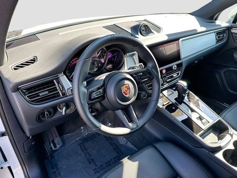 Certified 2026 Porsche Macan AWD/4WD image 4