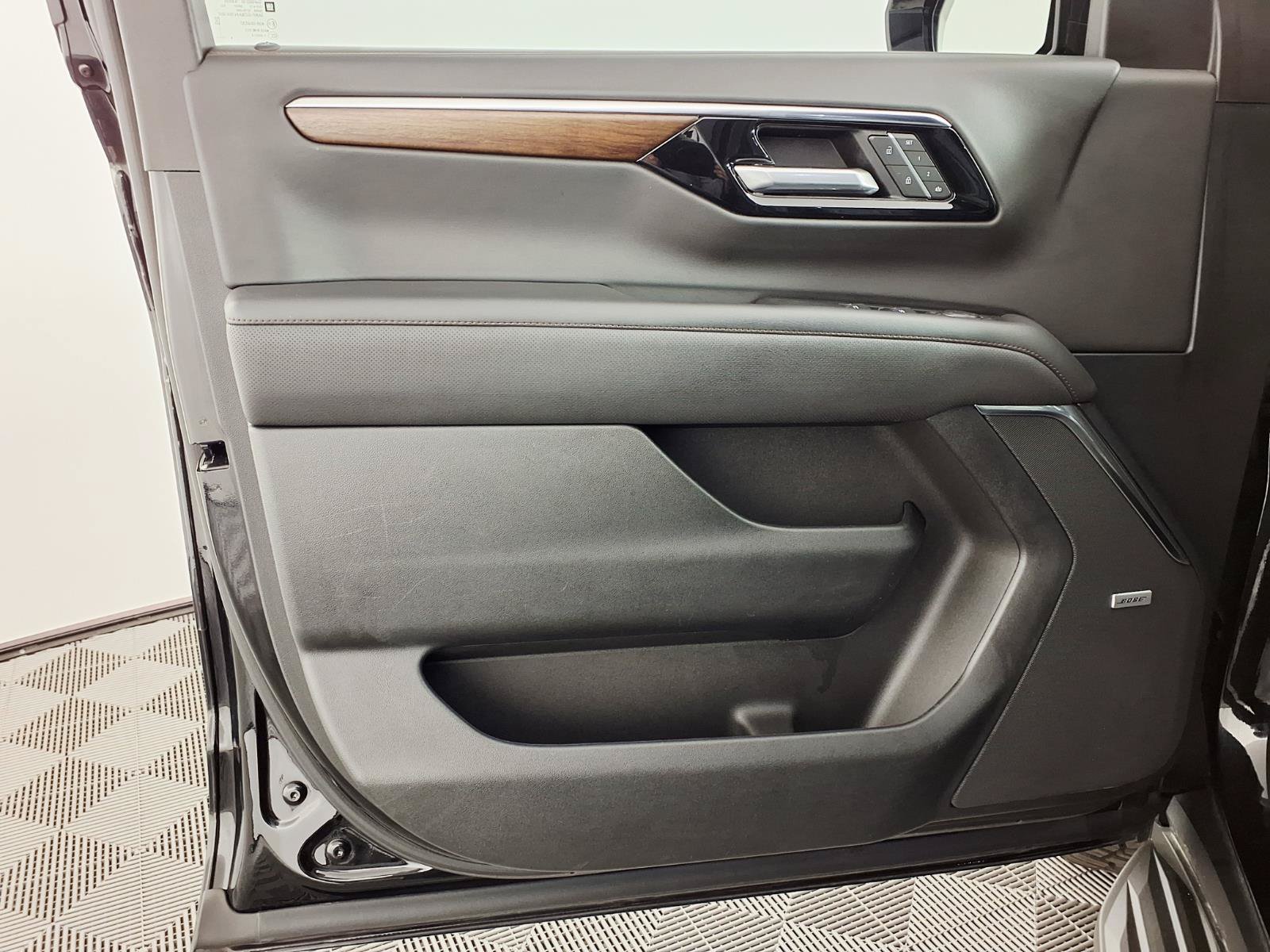 Used 2025 Chevrolet Suburban High Country AWD/4WD image 17