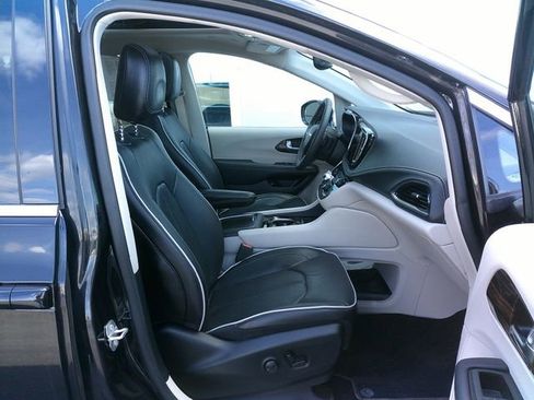 Used 2023 Chrysler Pacifica Limited image 31