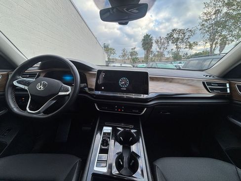 Used 2025 Volkswagen Atlas SE image 34