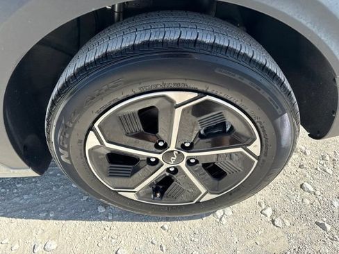 Used 2025 Kia Niro LX FWD image 9