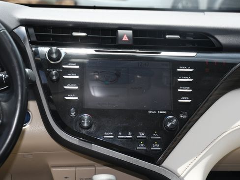 Used 2019 Toyota Camry XLE FWD image 16