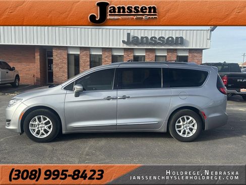 Used 2020 Chrysler Pacifica Touring-L image 1