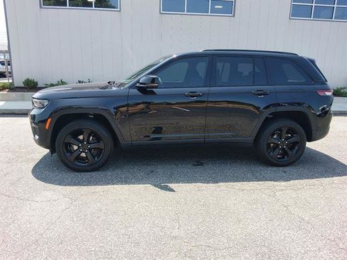 Used 2024 Jeep Grand Cherokee Altitude AWD/4WD image 6