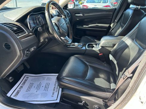 Used 2019 Chrysler 300 Limited RWD image 4