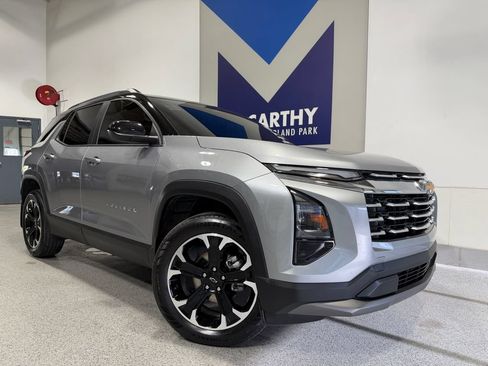 Used 2025 Chevrolet Equinox LT FWD image 2