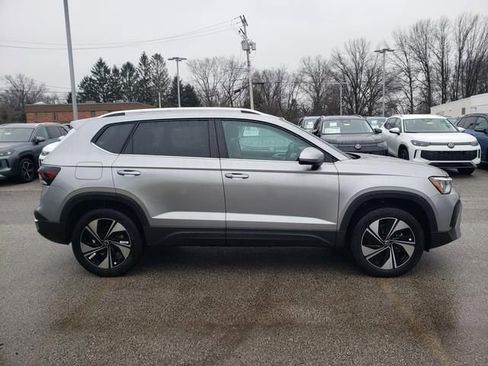 New 2026 Volkswagen Taos SE image 3