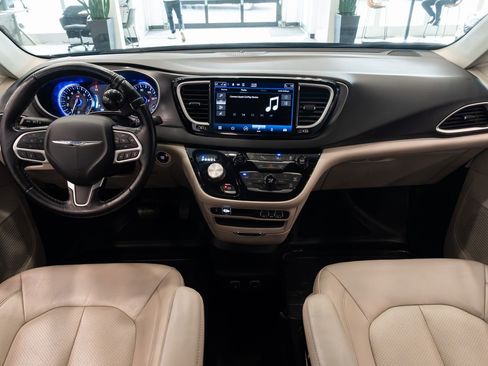 Used 2021 Chrysler Pacifica Touring-L FWD image 8