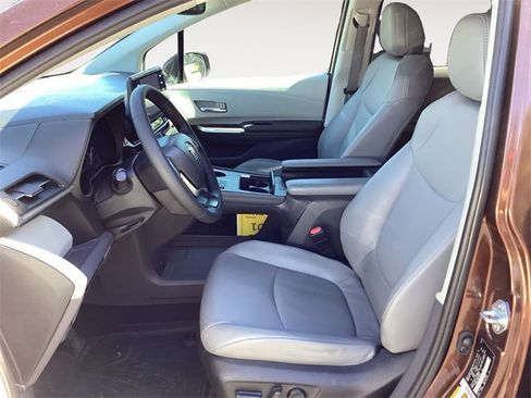 Certified 2022 Toyota Sienna XLE image 9