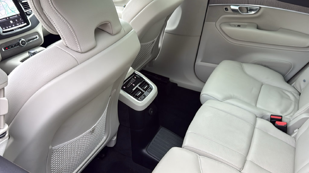 Certified 2024 Volvo XC90 T8 Plus AWD/4WD image 28