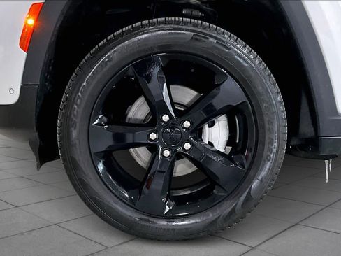 Used 2023 Jeep Grand Cherokee Limited w/ Luxury Tech Group II image 11