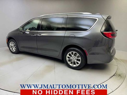 Used 2021 Chrysler Pacifica Touring-L image 3