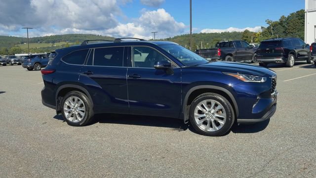 Used 2022 Toyota Highlander Limited AWD/4WD image 2