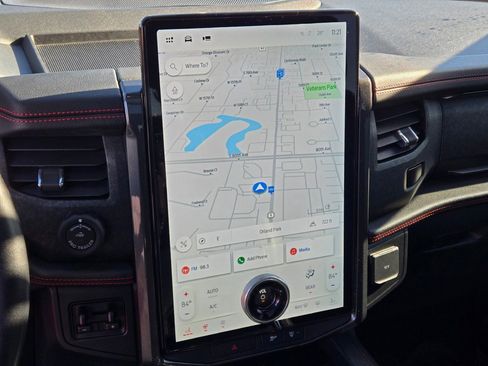 Used 2022 Ford Expedition Max Limited image 25