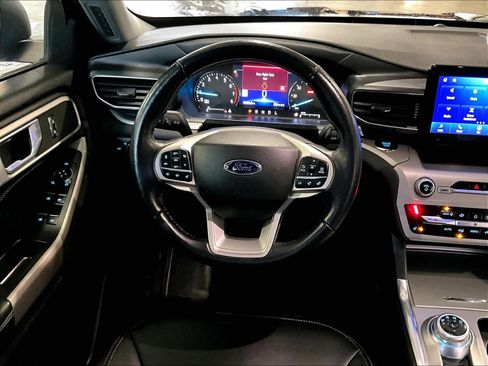 Used 2022 Ford Explorer XLT w/ Equipment Group 202A image 18