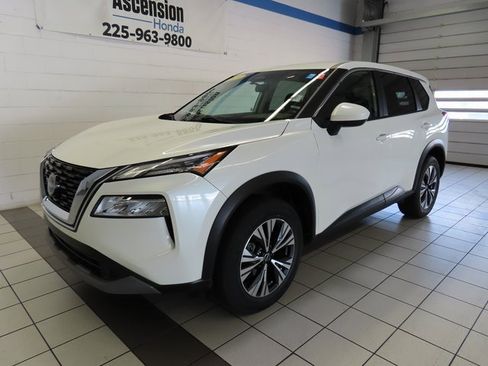 Used 2023 Nissan Rogue SV image 2