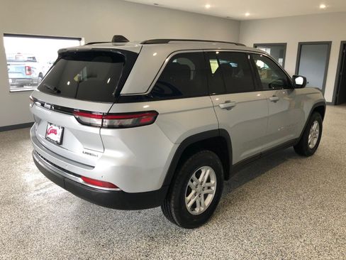 Used 2023 Jeep Grand Cherokee Laredo AWD/4WD image 3