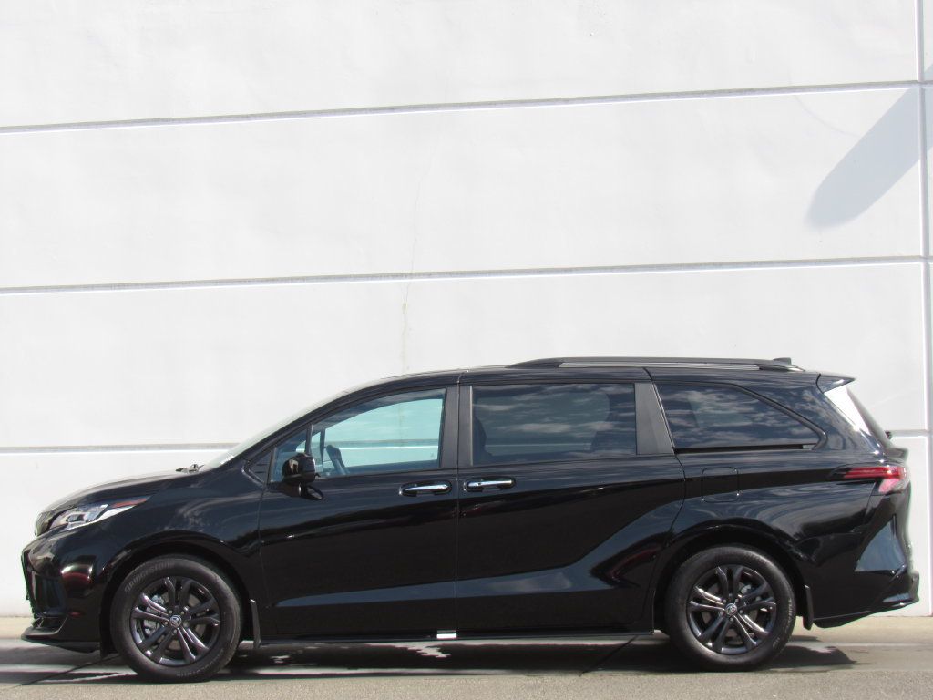 Used 2025 Toyota Sienna XSE AWD/4WD image 4