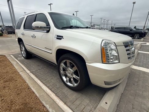 Used 2012 Cadillac Escalade Luxury AWD/4WD image 4