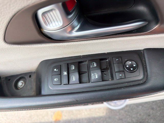 Used 2019 Chrysler Pacifica Touring-L FWD image 17