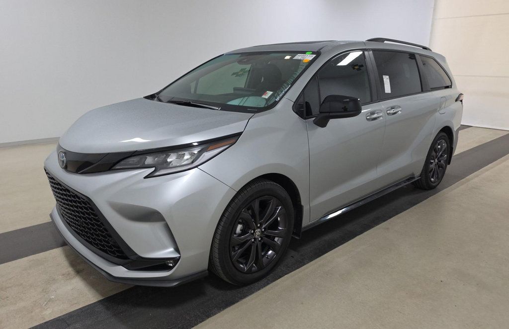 Used 2025 Toyota Sienna XSE FWD image 3