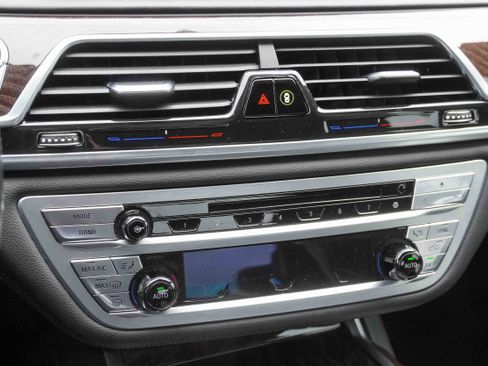 Used 2019 BMW 740i w/ Executive Package image 29