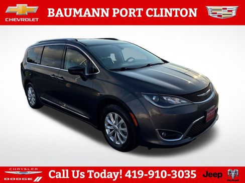 Used 2018 Chrysler Pacifica Touring-L FWD image 8