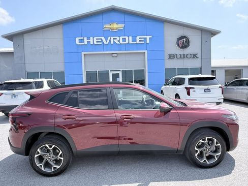 Used 2025 Chevrolet Trax LT w/ LT Convenience Package FWD image 4