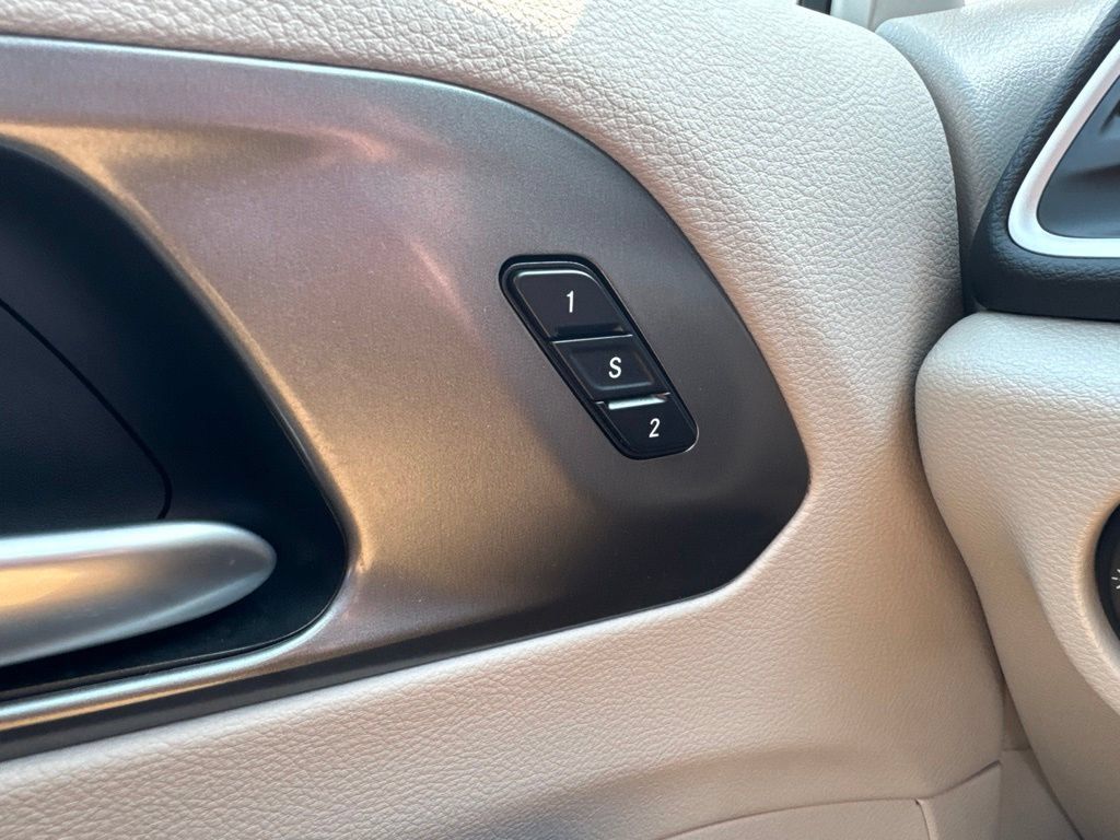 Certified 2024 Chrysler Pacifica Touring-L FWD image 6