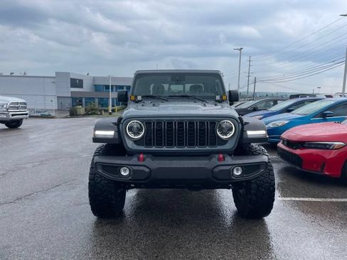Used 2025 Jeep Gladiator Rubicon w/ Convenience Group AWD/4WD image 2