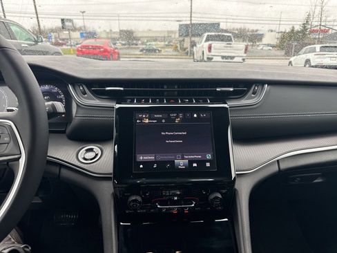 Used 2025 Jeep Grand Cherokee Altitude image 23
