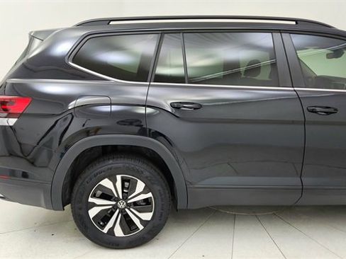 Used 2025 Volkswagen Atlas SE image 12