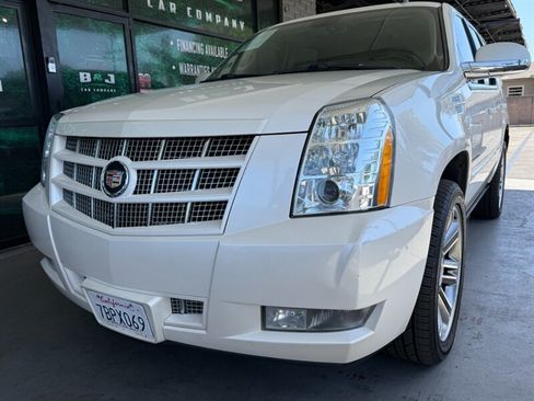 Used 2013 Cadillac Escalade Premium RWD image 3