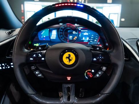 Used 2024 Ferrari Roma Spider image 5