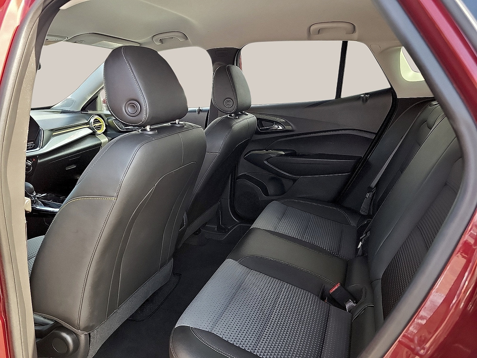 Used 2025 Chevrolet Trax LT FWD image 9
